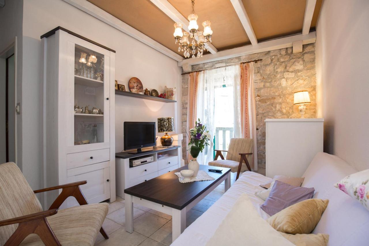 Villa Visilo Stone House à Pucisca Extérieur photo