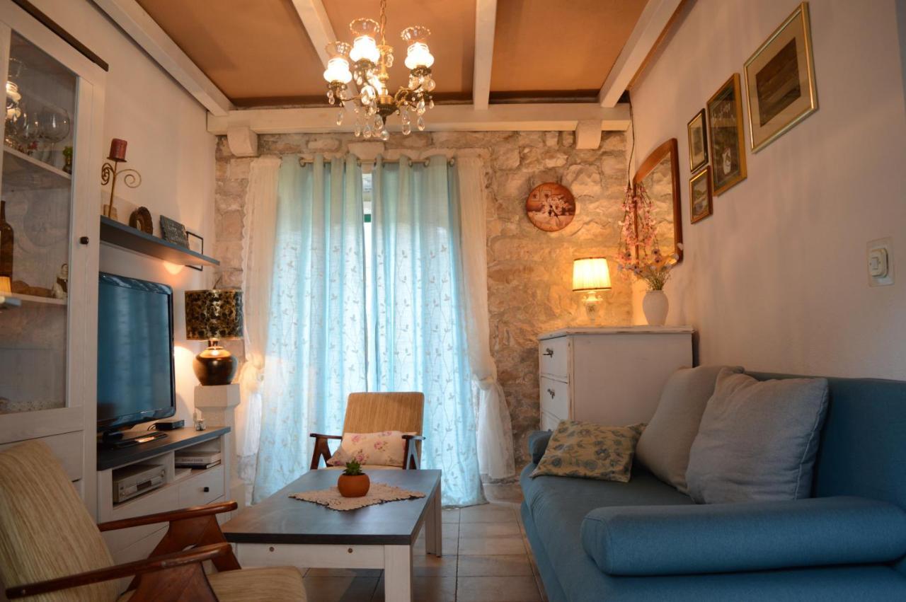Villa Visilo Stone House à Pucisca Extérieur photo