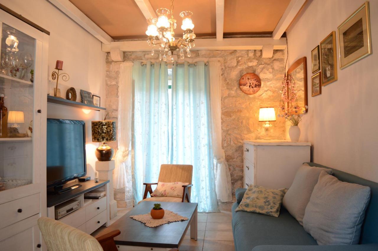 Villa Visilo Stone House à Pucisca Extérieur photo