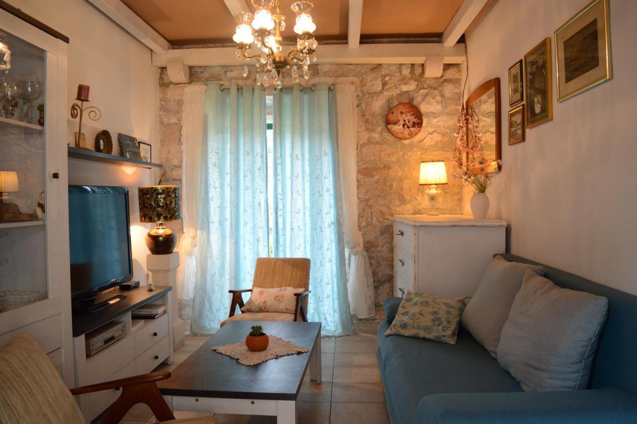 Villa Visilo Stone House à Pucisca Extérieur photo