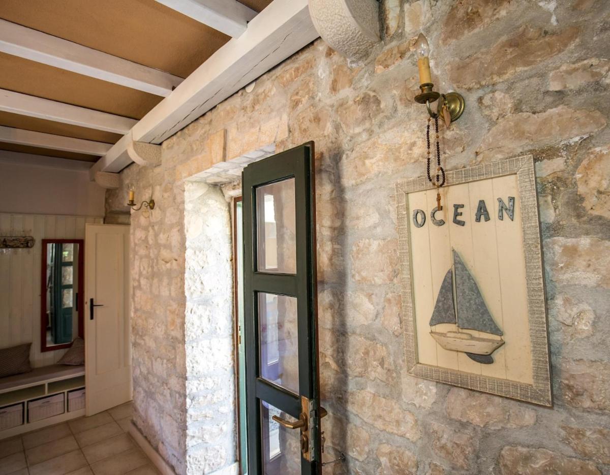 Villa Visilo Stone House à Pucisca Extérieur photo