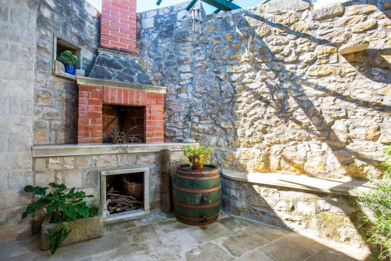Villa Visilo Stone House à Pucisca Extérieur photo